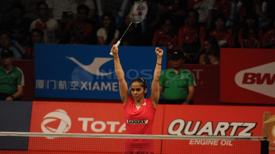 Pebulutangkis tunggal putri India, Sania Nehwal mengepalkan tangannya ke atas usai mengalahkan Lindaweni di Istora Senayan.